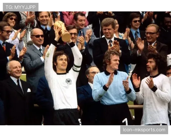 贝肯鲍尔“自由人”战术革新足球理念，战术灵活性成现代赛场制胜关键