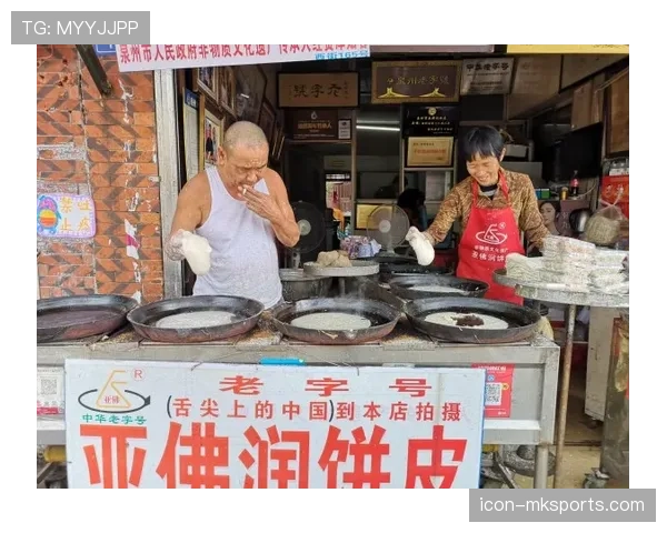 董志豪背着名牌包去路边摊点鸡蛋灌饼，旁人：这反差我顶不住